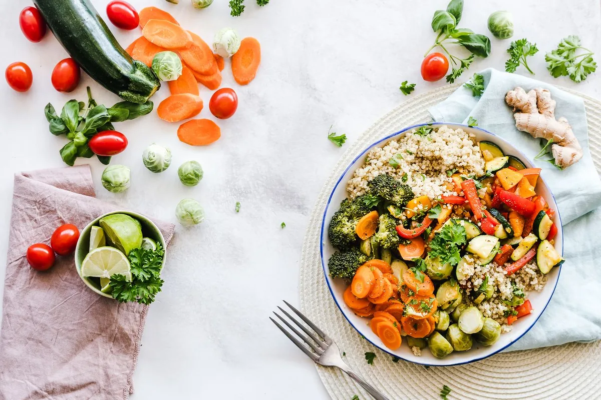 Bunte Meal-Prep-Bowl mit Gemüse und Quinoa, flat lay